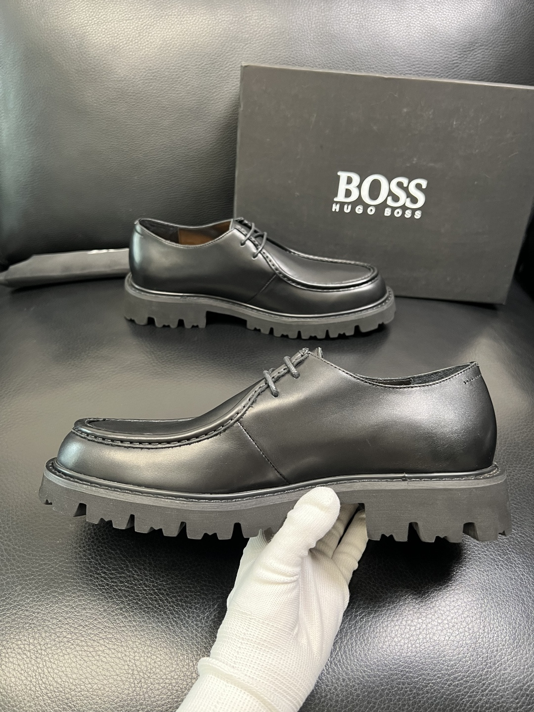 BOSS 高品质 顶级工艺品 博斯 专柜同步原厂配置，意大利进口牛皮面料牛内里垫，高品质拼接复杂工艺，透