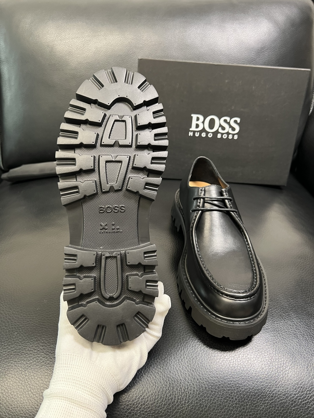 BOSS 高品质 顶级工艺品 博斯 专柜同步原厂配置，意大利进口牛皮面料牛内里垫，高品质拼接复杂工艺，透