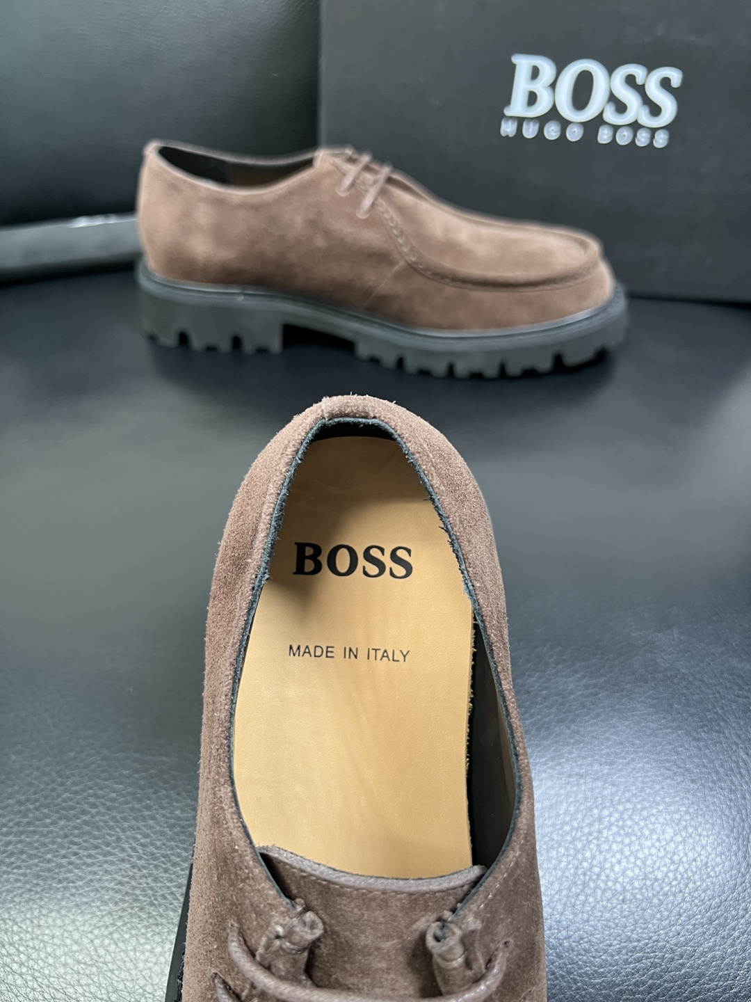 BOSS 高品质 顶级工艺品 博斯 专柜同步原厂配置，意大利进口牛皮面料牛内里垫，高品质拼接复杂工艺，透