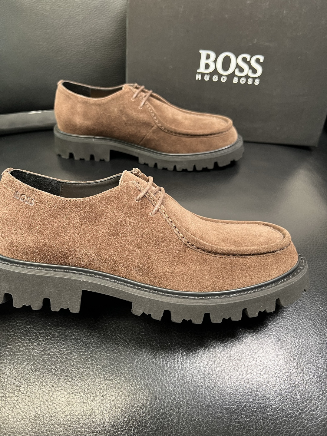 BOSS 高品质 顶级工艺品 博斯 专柜同步原厂配置，意大利进口牛皮面料牛内里垫，高品质拼接复杂工艺，透