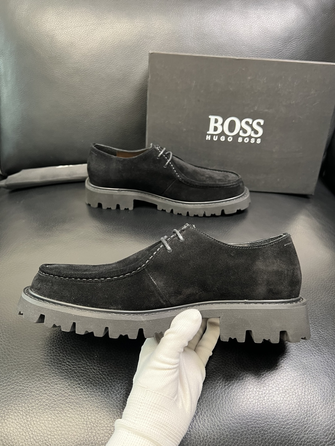 BOSS 高品质 顶级工艺品 博斯 专柜同步原厂配置，意大利进口牛皮面料牛内里垫，高品质拼接复杂工艺，透