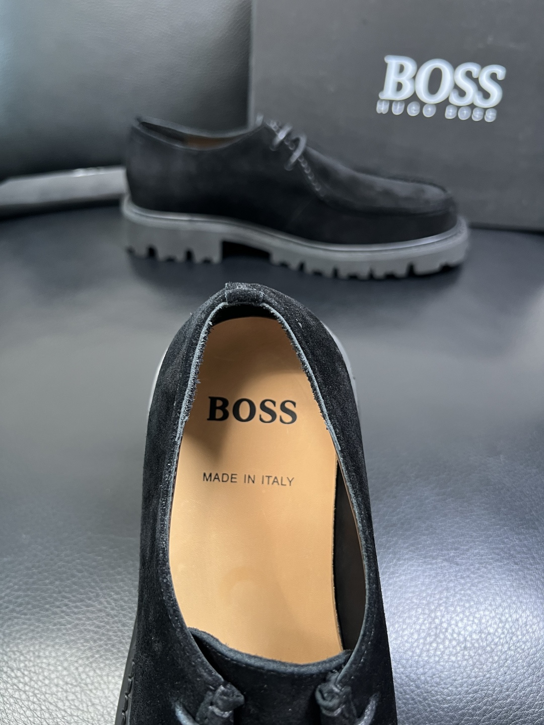 BOSS 高品质 顶级工艺品 博斯 专柜同步原厂配置，意大利进口牛皮面料牛内里垫，高品质拼接复杂工艺，透
