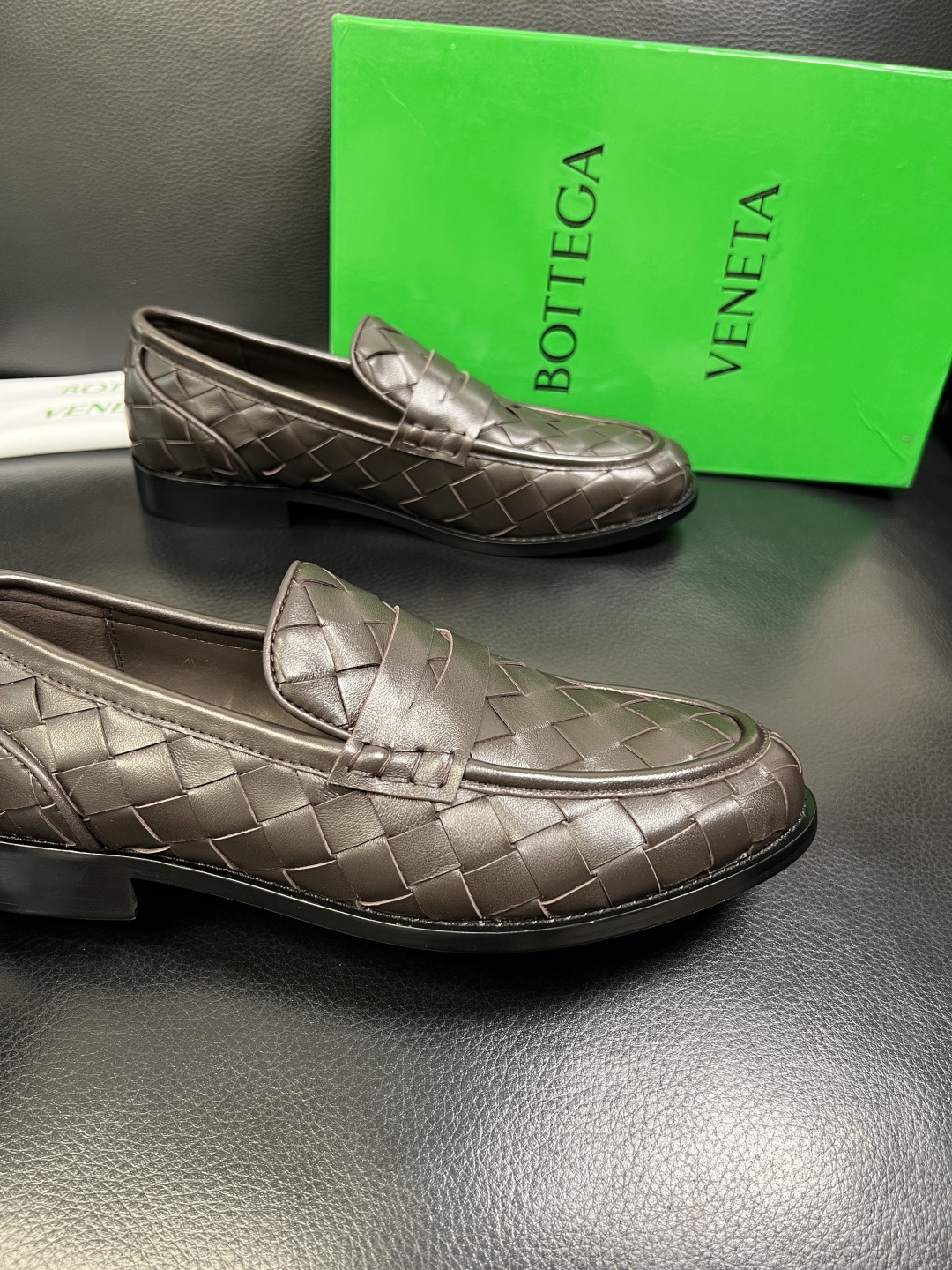 BOTTEGA VENETA 顶级代购 葆蝶家 专柜同步，鞋面意大利进口编织牛皮面料，透气牛皮内里舒适，
