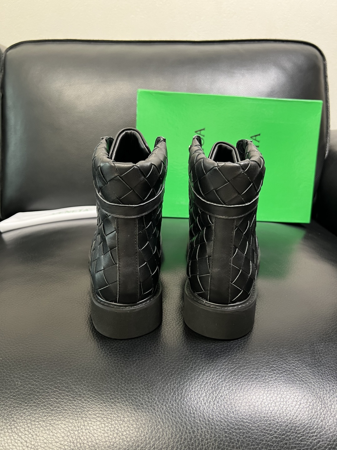 BOTTEGA VENETA 顶级代购 葆蝶家 专柜同步，鞋面意大利进口编织牛皮面料，透气牛皮内里舒适，