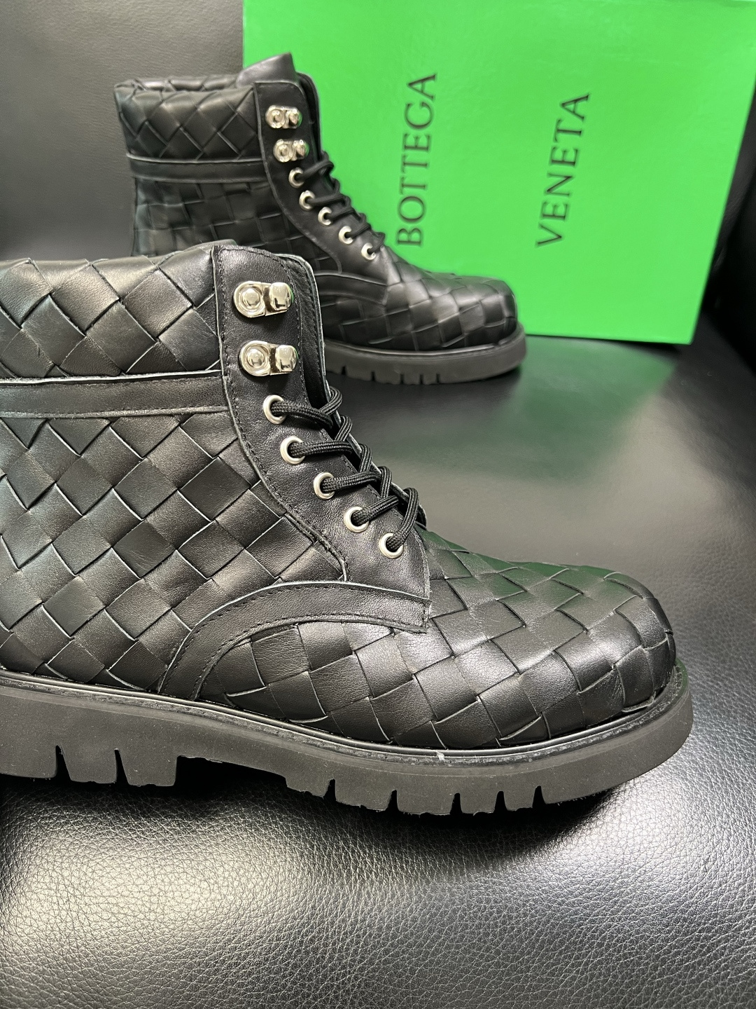 BOTTEGA VENETA 顶级代购 葆蝶家 专柜同步，鞋面意大利进口编织牛皮面料，透气牛皮内里舒适，