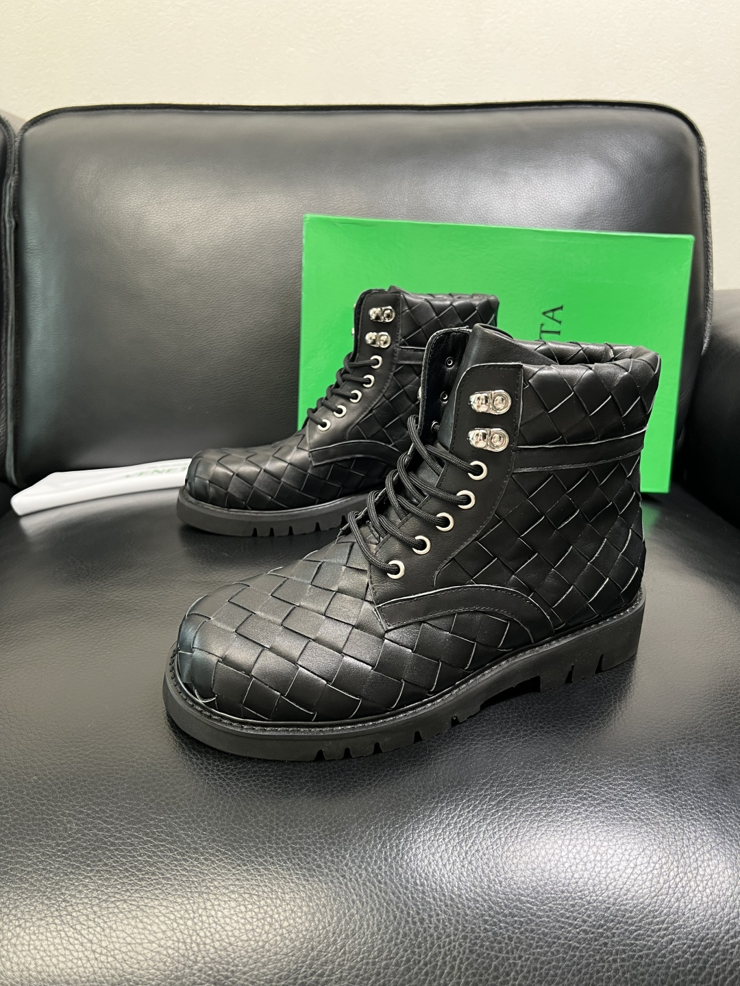 BOTTEGA VENETA 顶级代购 葆蝶家 专柜同步，鞋面意大利进口编织牛皮面料，透气牛皮内里舒适，