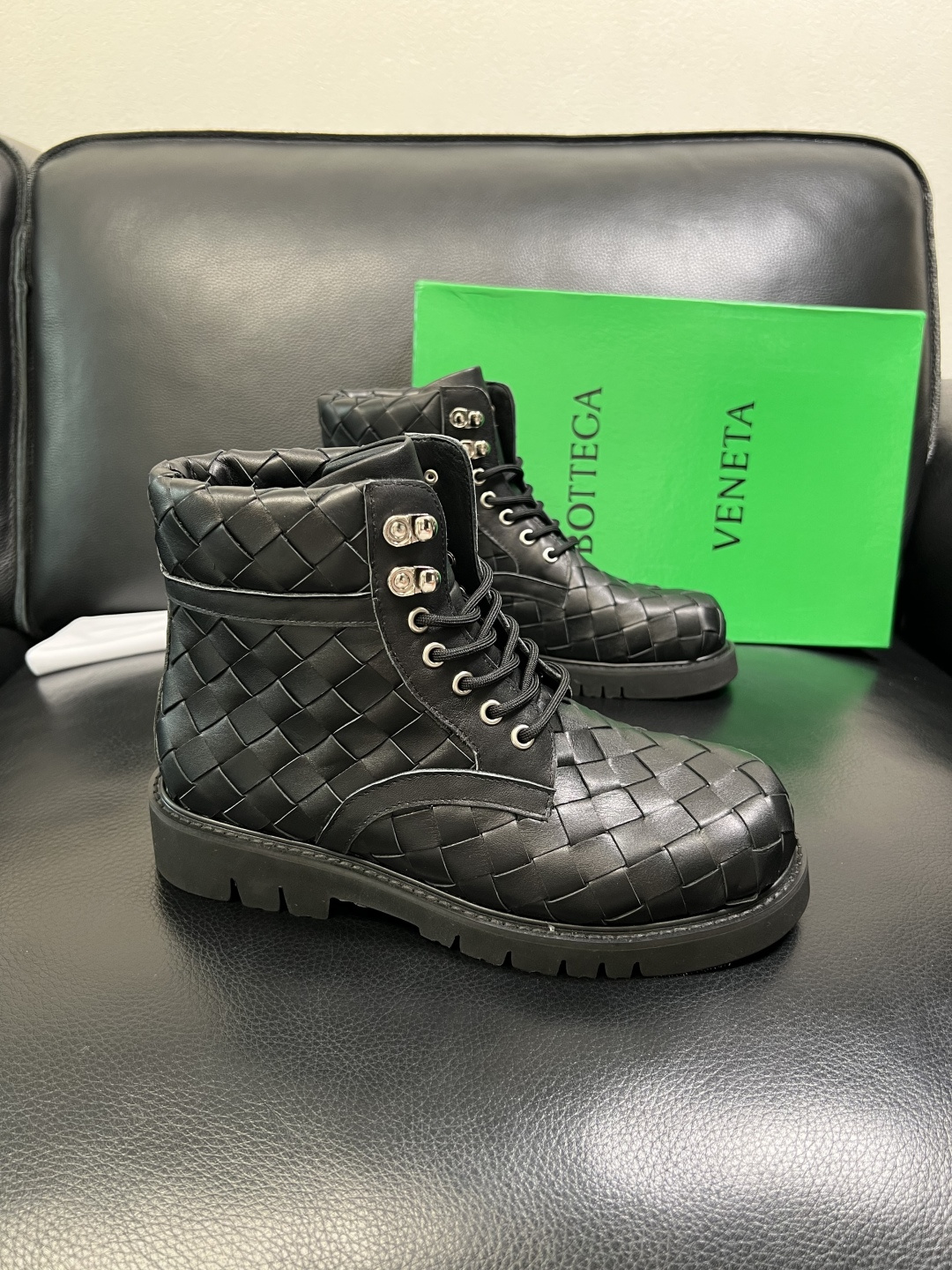 BOTTEGA VENETA 顶级代购 葆蝶家 专柜同步，鞋面意大利进口编织牛皮面料，透气牛皮内里舒适，