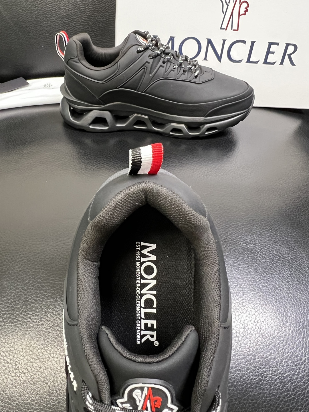 MONCLER 高品质 顶级工艺品 蒙口 新品专柜新款，原厂配置意大利进口牛皮搭配面料，高品质复杂拼接工