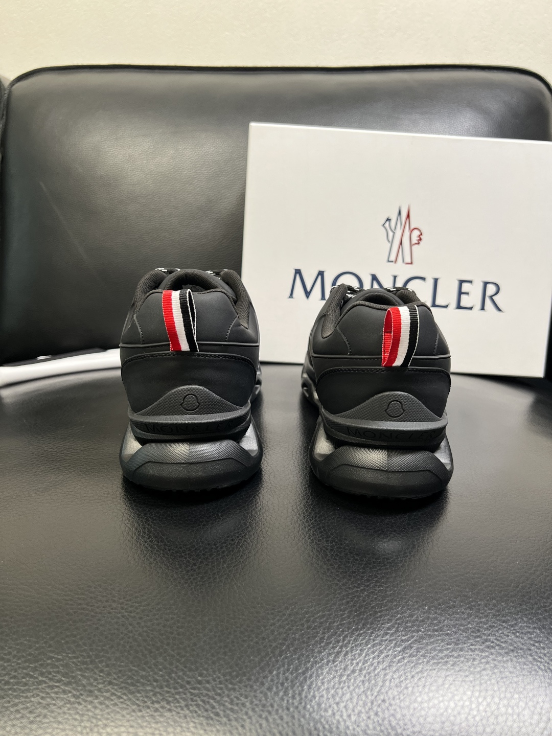 MONCLER 高品质 顶级工艺品 蒙口 新品专柜新款，原厂配置意大利进口牛皮搭配面料，高品质复杂拼接工