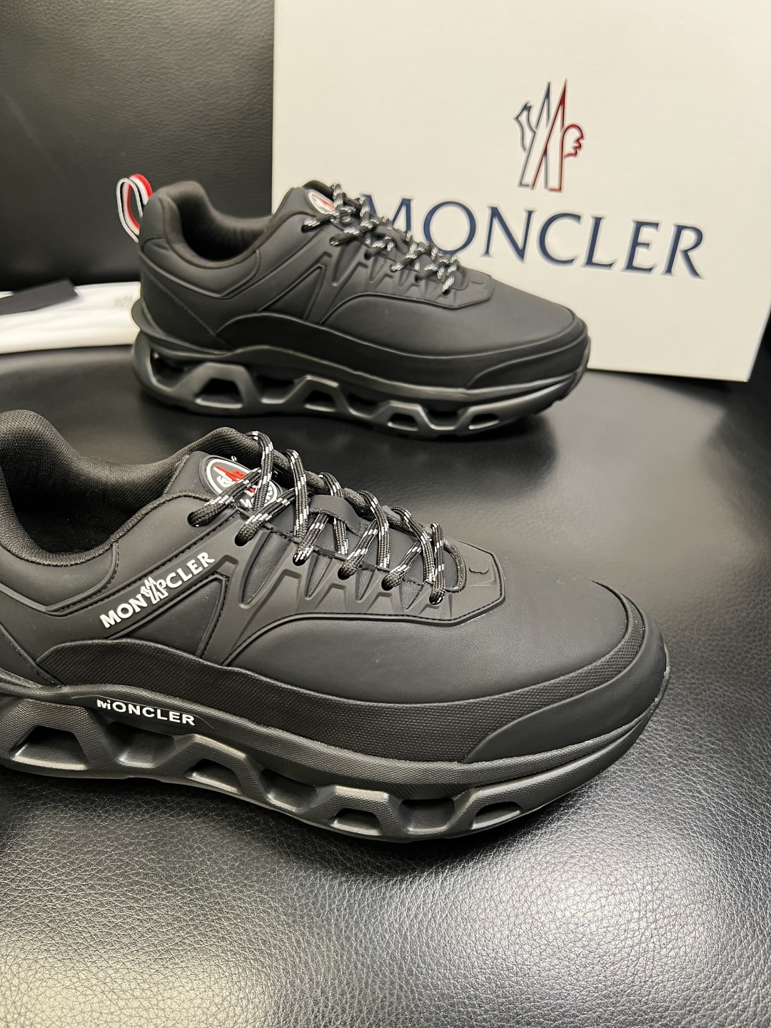 MONCLER 高品质 顶级工艺品 蒙口 新品专柜新款，原厂配置意大利进口牛皮搭配面料，高品质复杂拼接工