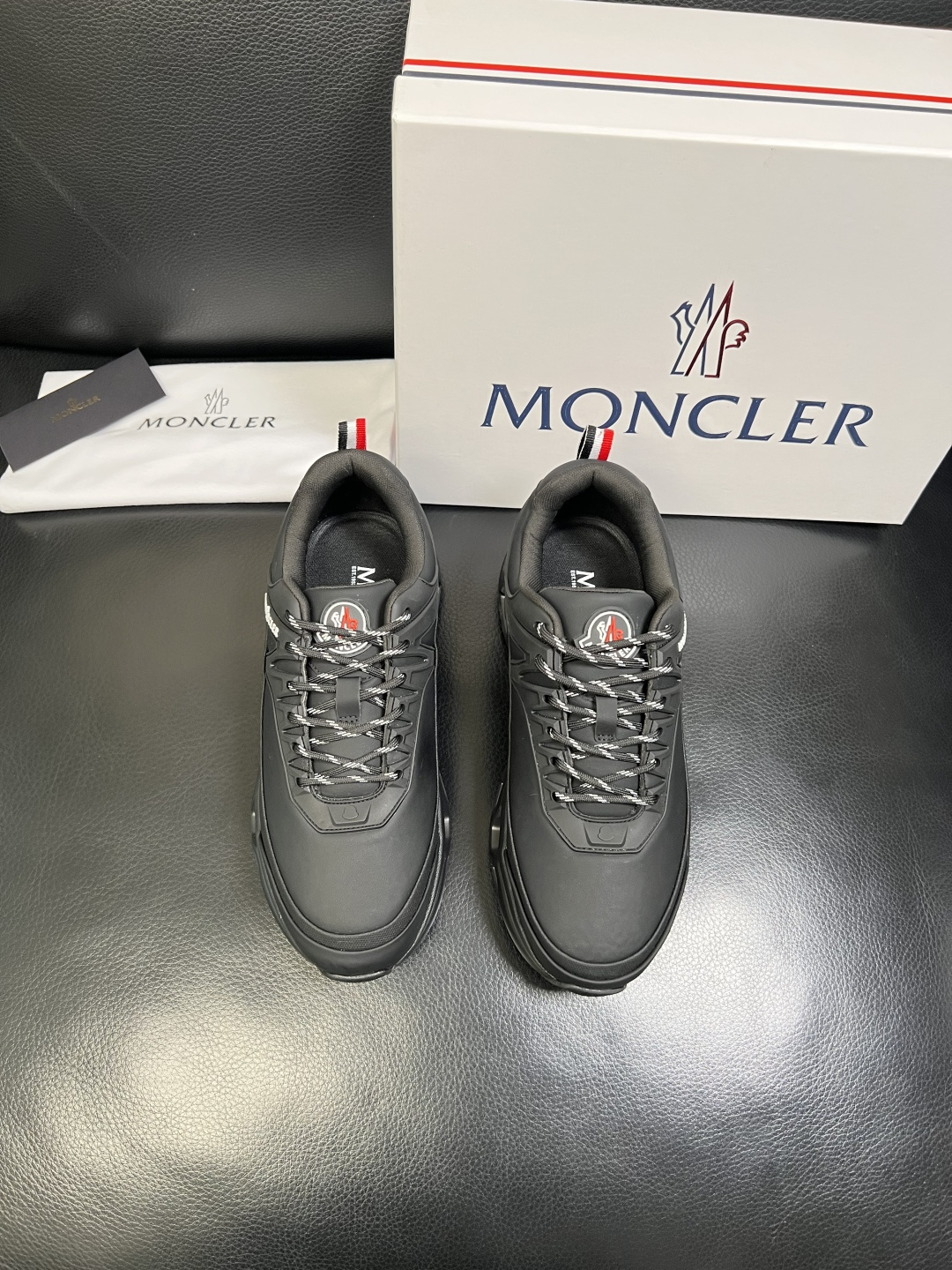 MONCLER 高品质 顶级工艺品 蒙口 新品专柜新款，原厂配置意大利进口牛皮搭配面料，高品质复杂拼接工