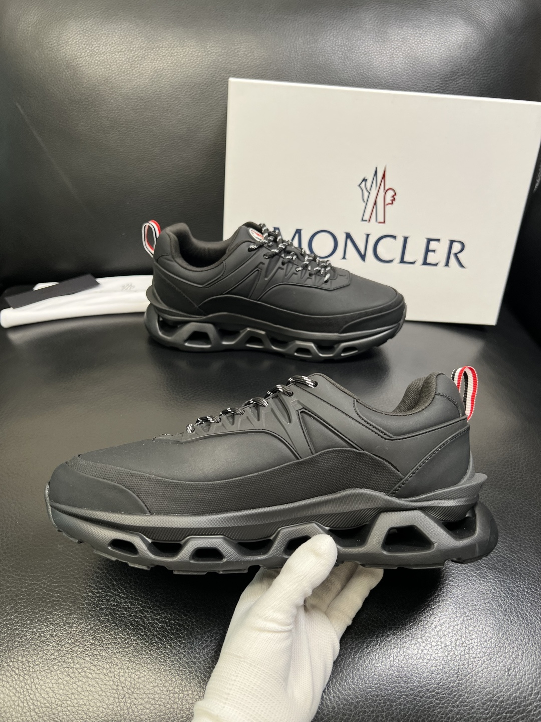 MONCLER 高品质 顶级工艺品 蒙口 新品专柜新款，原厂配置意大利进口牛皮搭配面料，高品质复杂拼接工