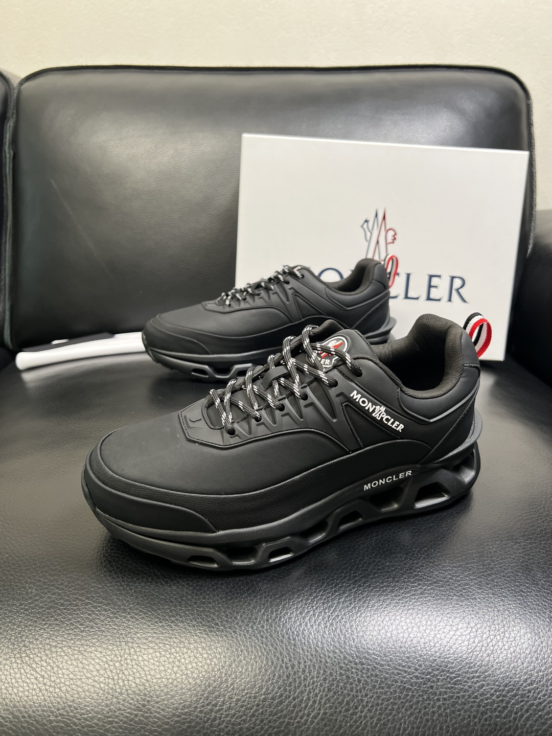 MONCLER 高品质 顶级工艺品 蒙口 新品专柜新款，原厂配置意大利进口牛皮搭配面料，高品质复杂拼接工