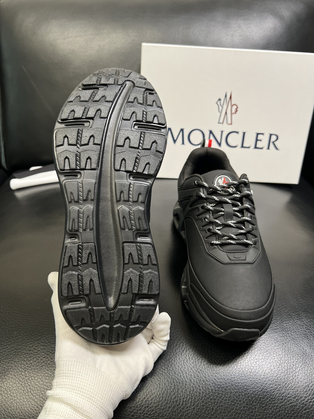 MONCLER 高品质 顶级工艺品 蒙口 新品专柜新款，原厂配置意大利进口牛皮搭配面料，高品质复杂拼接工