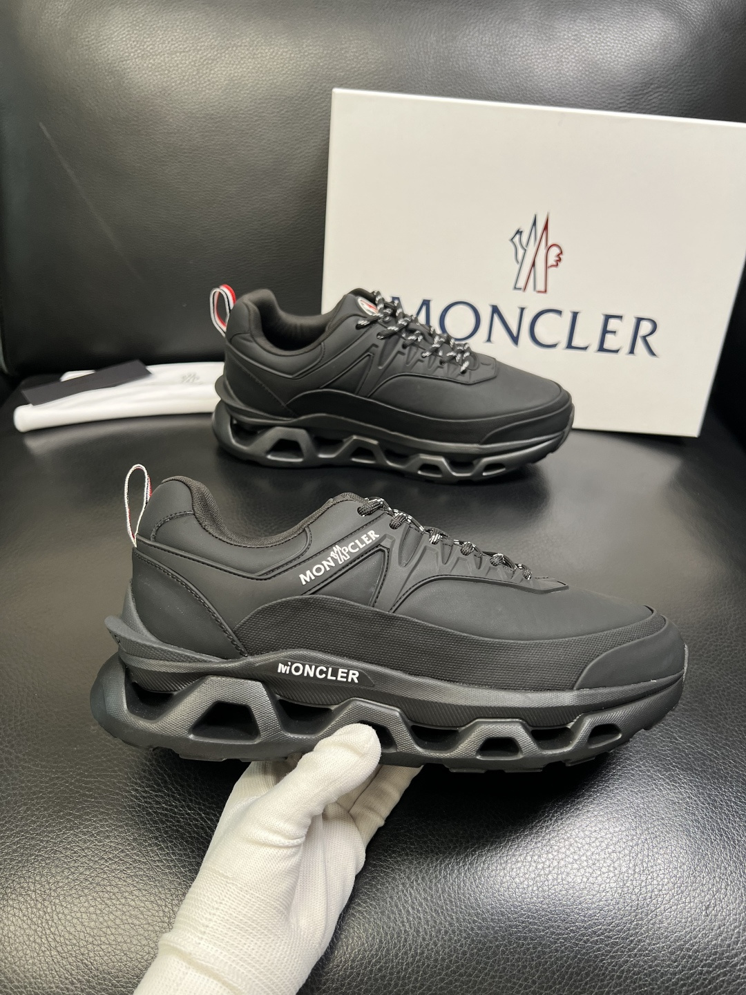 MONCLER 高品质 顶级工艺品 蒙口 新品专柜新款，原厂配置意大利进口牛皮搭配面料，高品质复杂拼接工