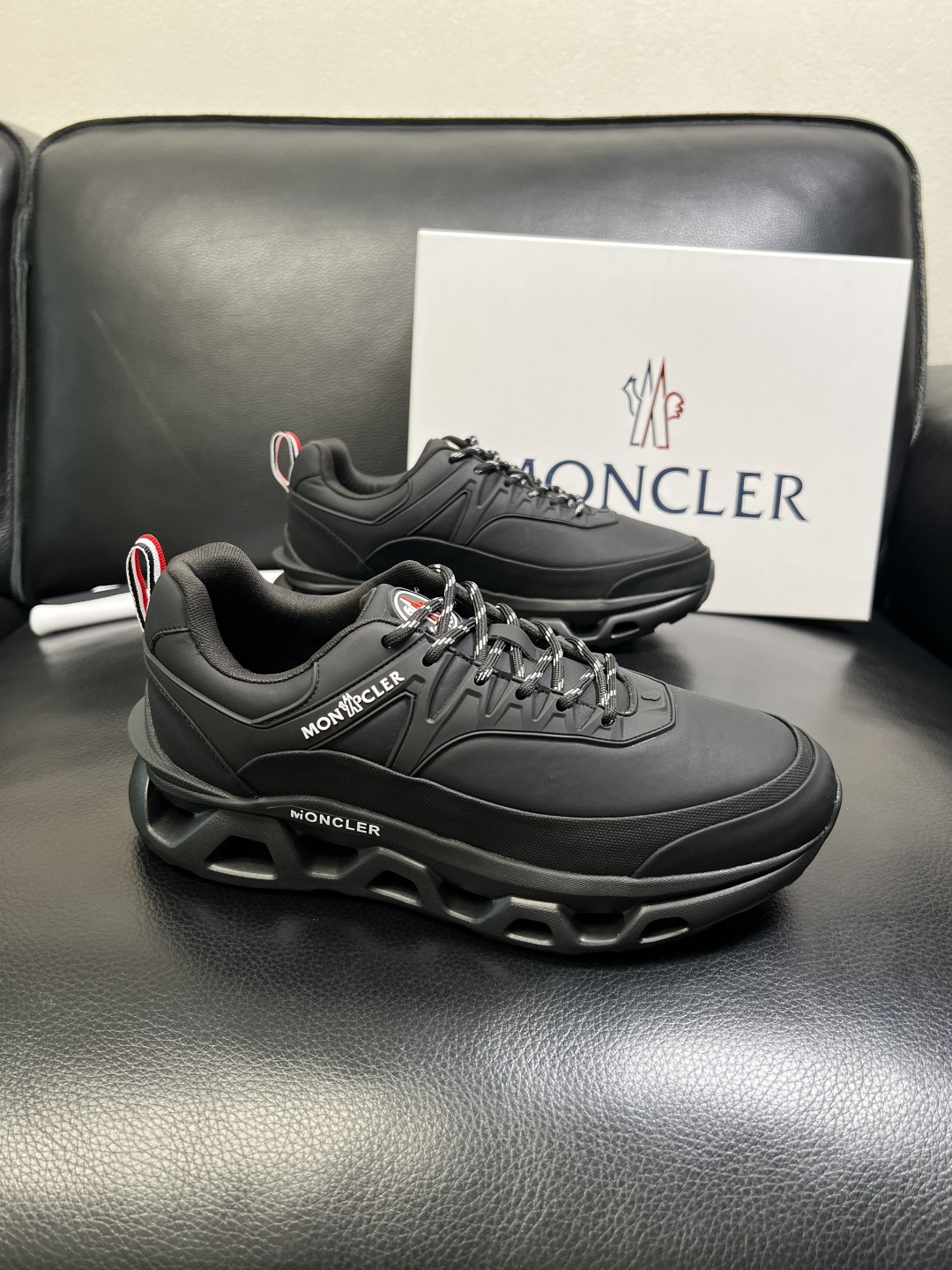 MONCLER 高品质 顶级工艺品 蒙口 新品专柜新款，原厂配置意大利进口牛皮搭配面料，高品质复杂拼接工