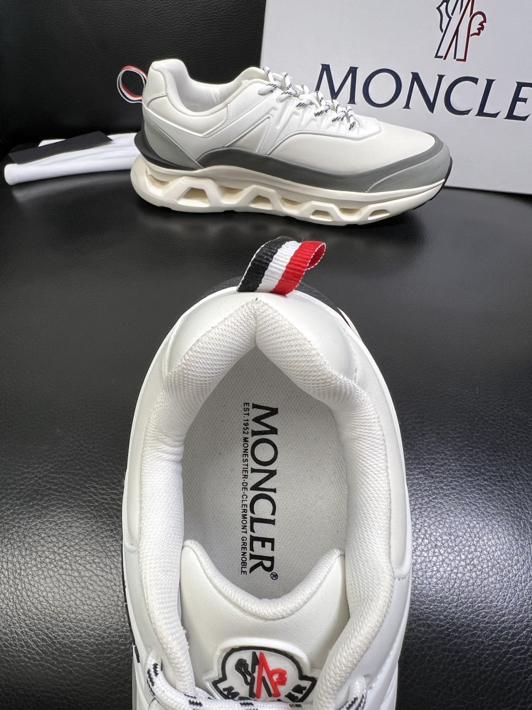 MONCLER 高品质 顶级工艺品 蒙口 新品专柜新款，原厂配置意大利进口牛皮搭配面料，高品质复杂拼接工