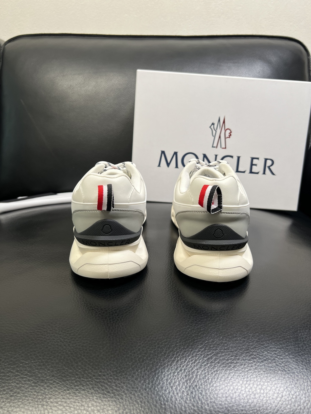 MONCLER 高品质 顶级工艺品 蒙口 新品专柜新款，原厂配置意大利进口牛皮搭配面料，高品质复杂拼接工