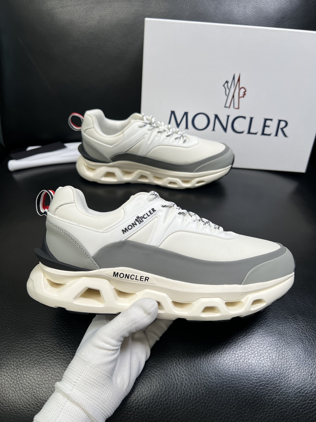 MONCLER 高品质 顶级工艺品 蒙口 新品专柜新款，原厂配置意大利进口牛皮搭配面料，高品质复杂拼接工