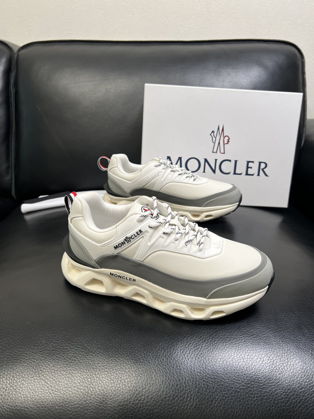 MONCLER 高品质 顶级工艺品 蒙口 新品专柜新款，原厂配置意大利进口牛皮搭配面料，高品质复杂拼接工
