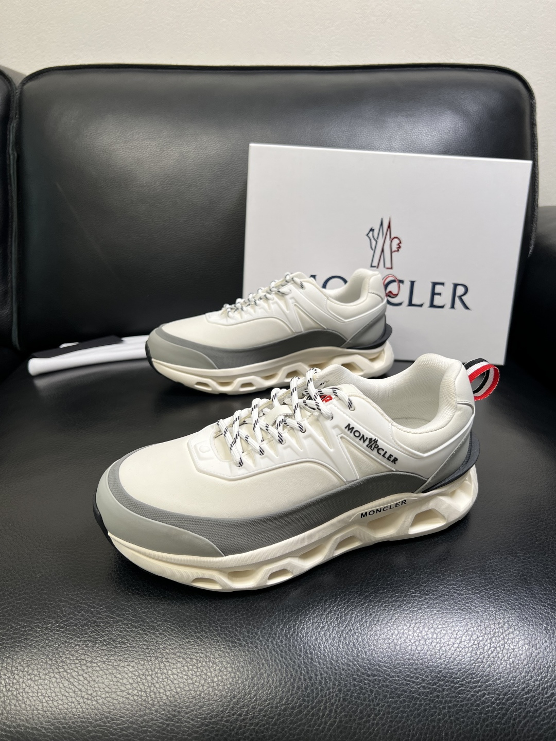 MONCLER 高品质 顶级工艺品 蒙口 新品专柜新款，原厂配置意大利进口牛皮搭配面料，高品质复杂拼接工