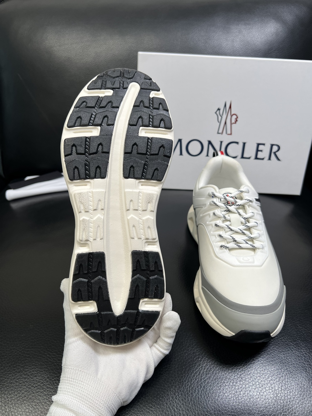 MONCLER 高品质 顶级工艺品 蒙口 新品专柜新款，原厂配置意大利进口牛皮搭配面料，高品质复杂拼接工