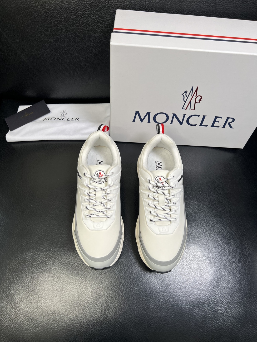MONCLER 高品质 顶级工艺品 蒙口 新品专柜新款，原厂配置意大利进口牛皮搭配面料，高品质复杂拼接工
