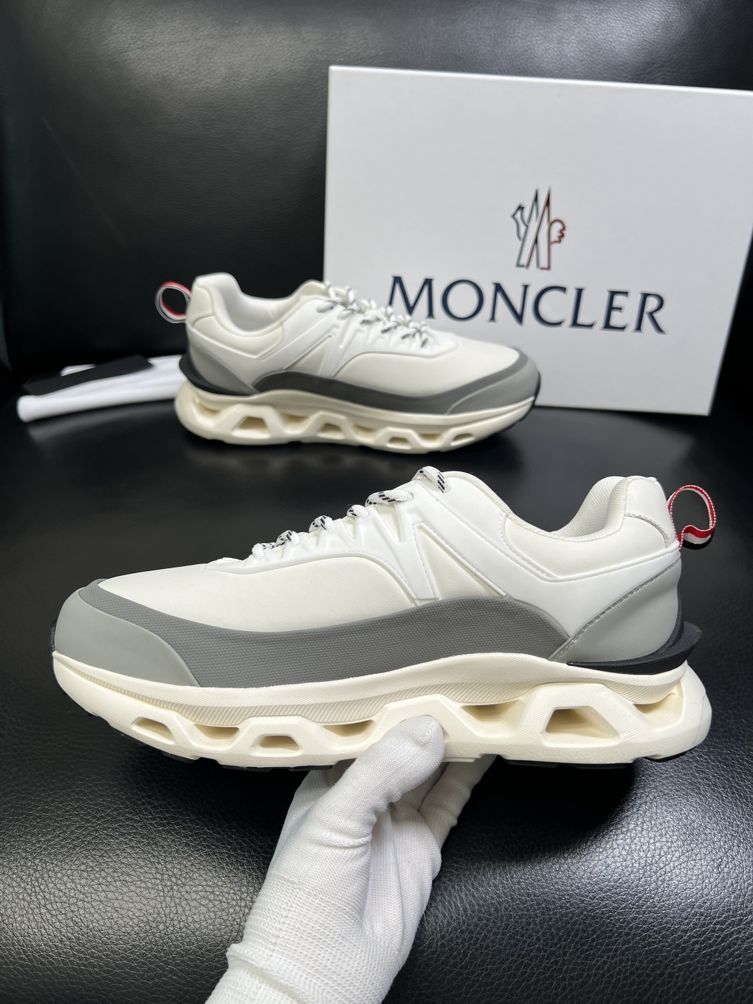 MONCLER 高品质 顶级工艺品 蒙口 新品专柜新款，原厂配置意大利进口牛皮搭配面料，高品质复杂拼接工
