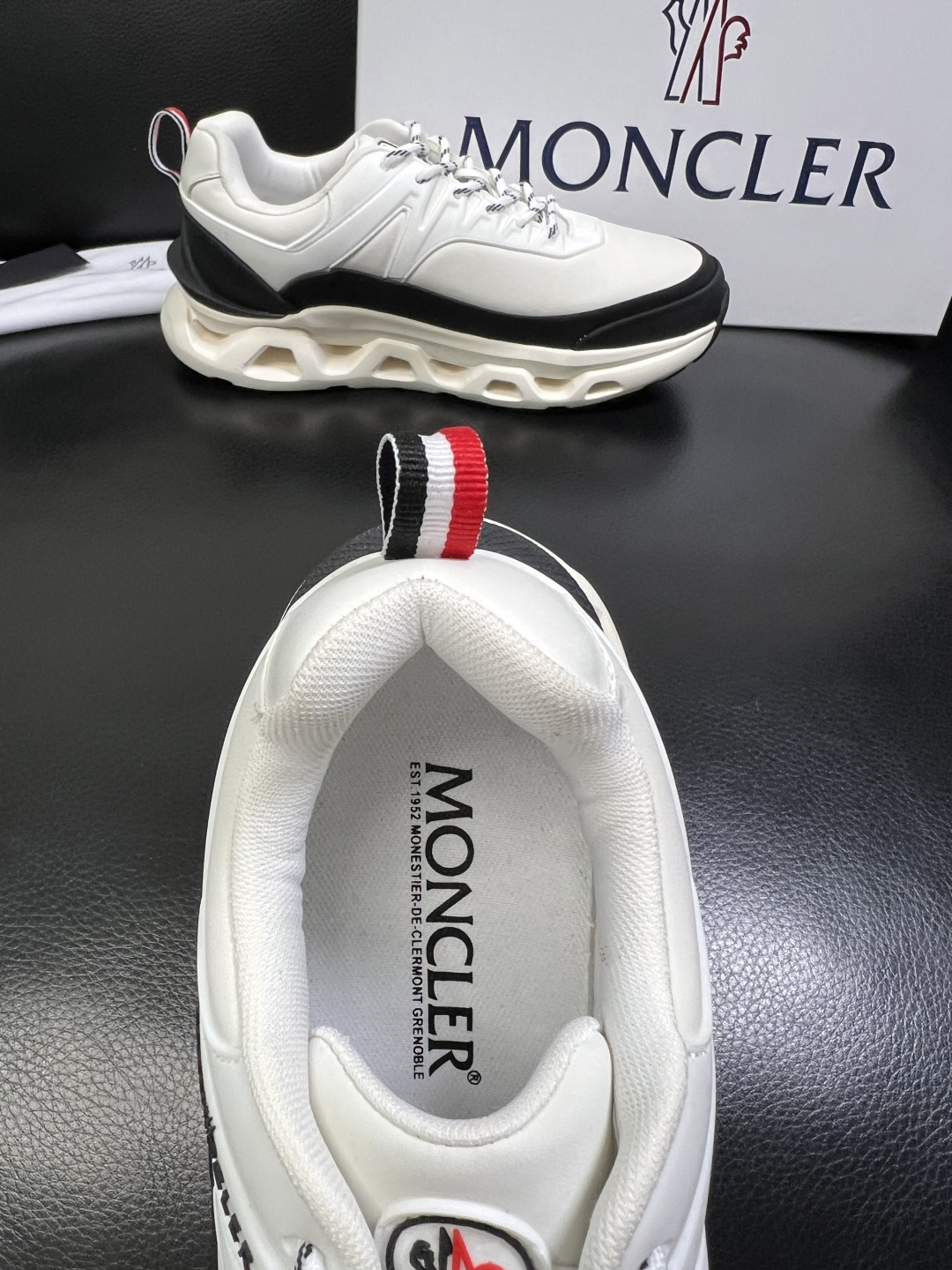 MONCLER 高品质 顶级工艺品 蒙口 新品专柜新款，原厂配置意大利进口牛皮搭配面料，高品质复杂拼接工
