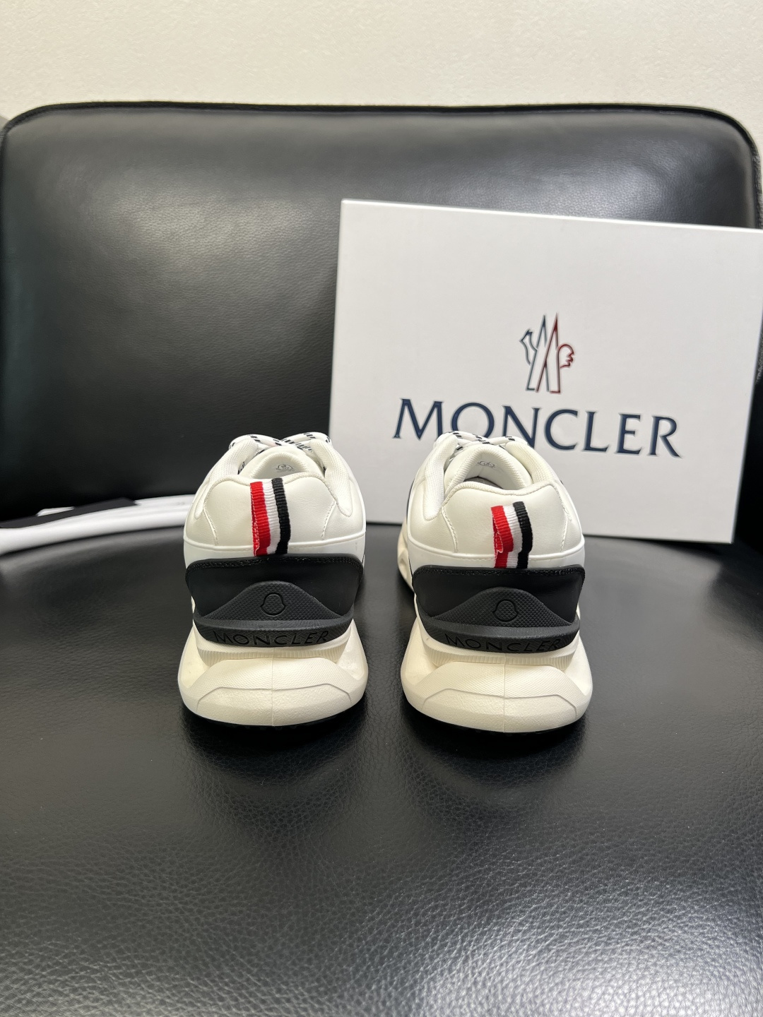 MONCLER 高品质 顶级工艺品 蒙口 新品专柜新款，原厂配置意大利进口牛皮搭配面料，高品质复杂拼接工
