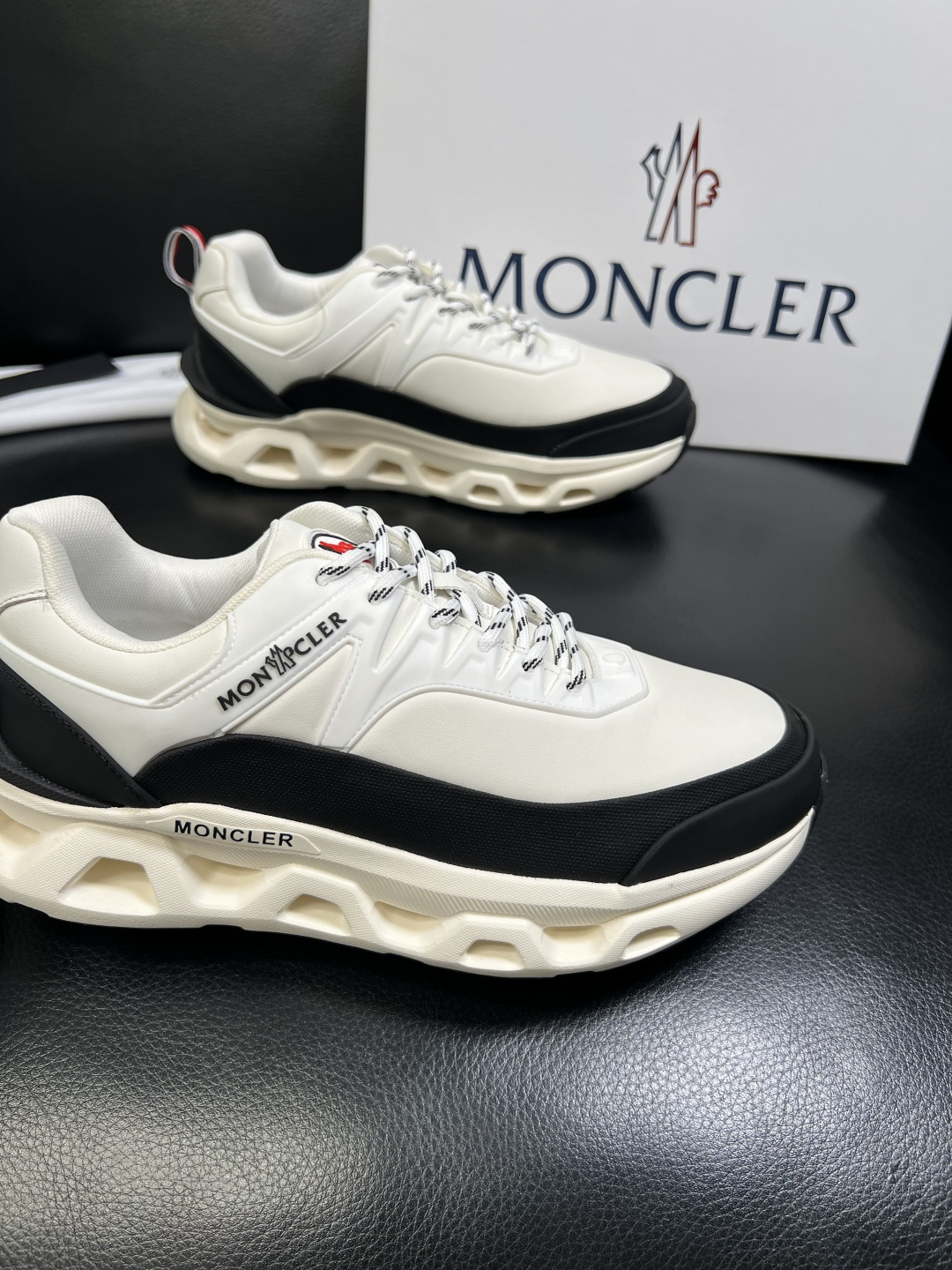 MONCLER 高品质 顶级工艺品 蒙口 新品专柜新款，原厂配置意大利进口牛皮搭配面料，高品质复杂拼接工