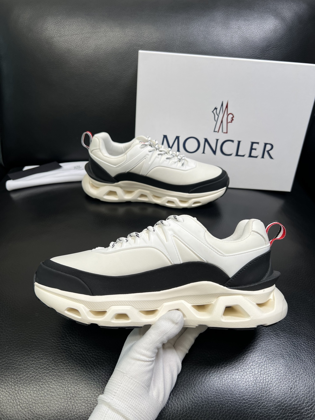 MONCLER 高品质 顶级工艺品 蒙口 新品专柜新款，原厂配置意大利进口牛皮搭配面料，高品质复杂拼接工