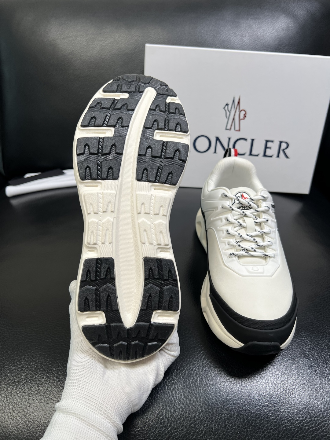 MONCLER 高品质 顶级工艺品 蒙口 新品专柜新款，原厂配置意大利进口牛皮搭配面料，高品质复杂拼接工