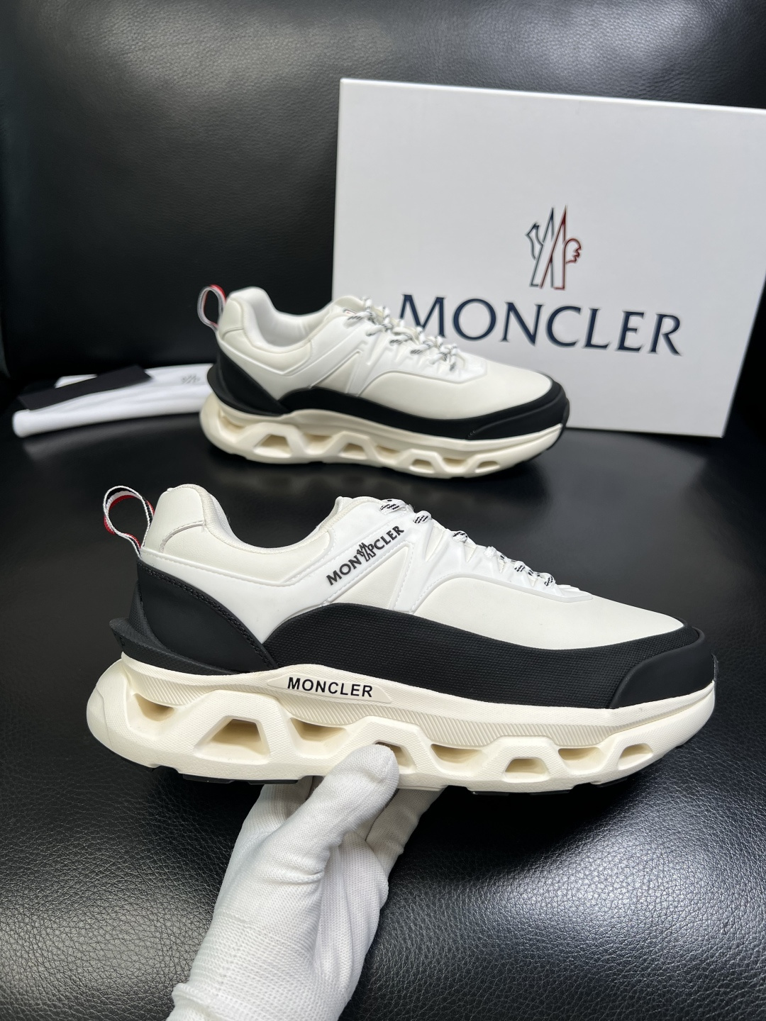 MONCLER 高品质 顶级工艺品 蒙口 新品专柜新款，原厂配置意大利进口牛皮搭配面料，高品质复杂拼接工