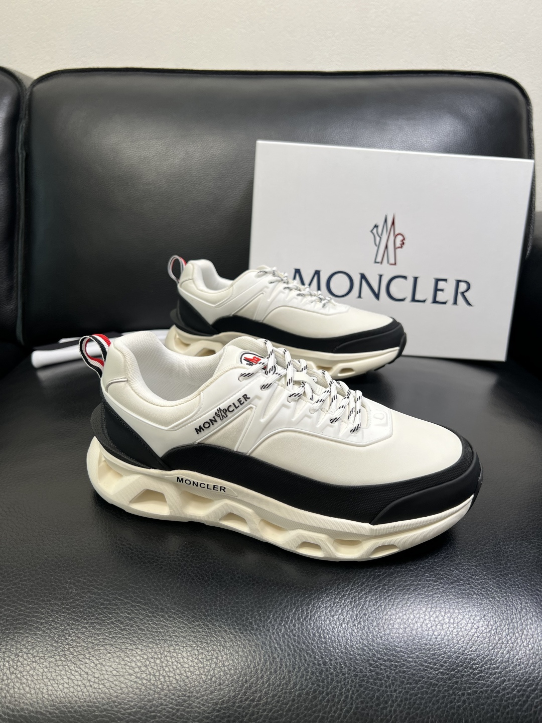 MONCLER 高品质 顶级工艺品 蒙口 新品专柜新款，原厂配置意大利进口牛皮搭配面料，高品质复杂拼接工