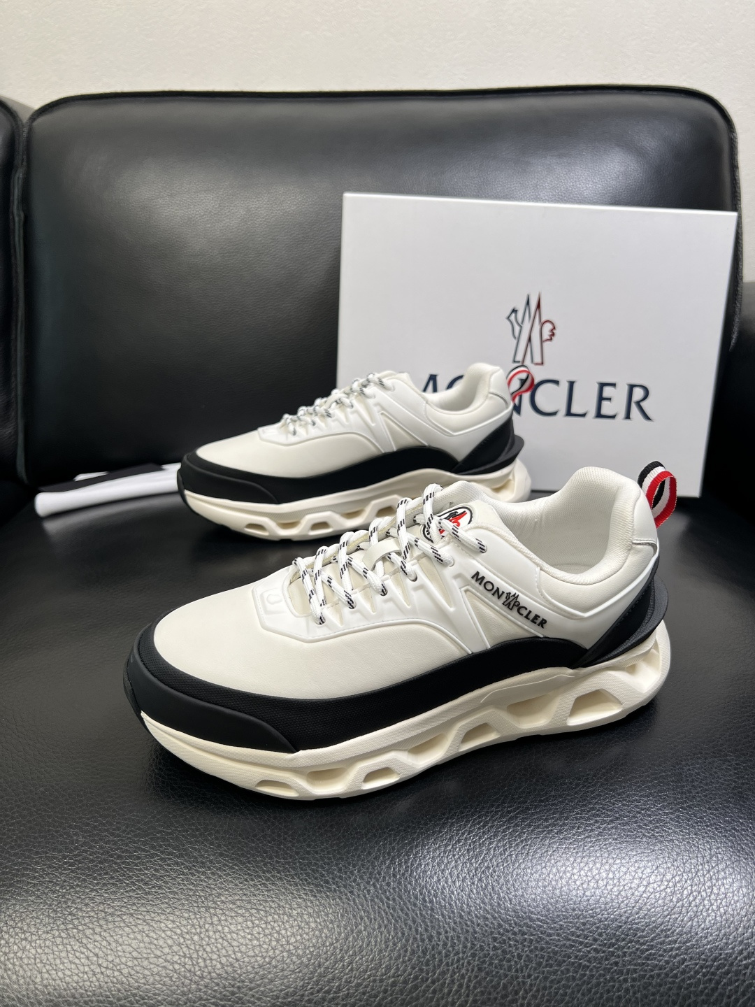 MONCLER 高品质 顶级工艺品 蒙口 新品专柜新款，原厂配置意大利进口牛皮搭配面料，高品质复杂拼接工