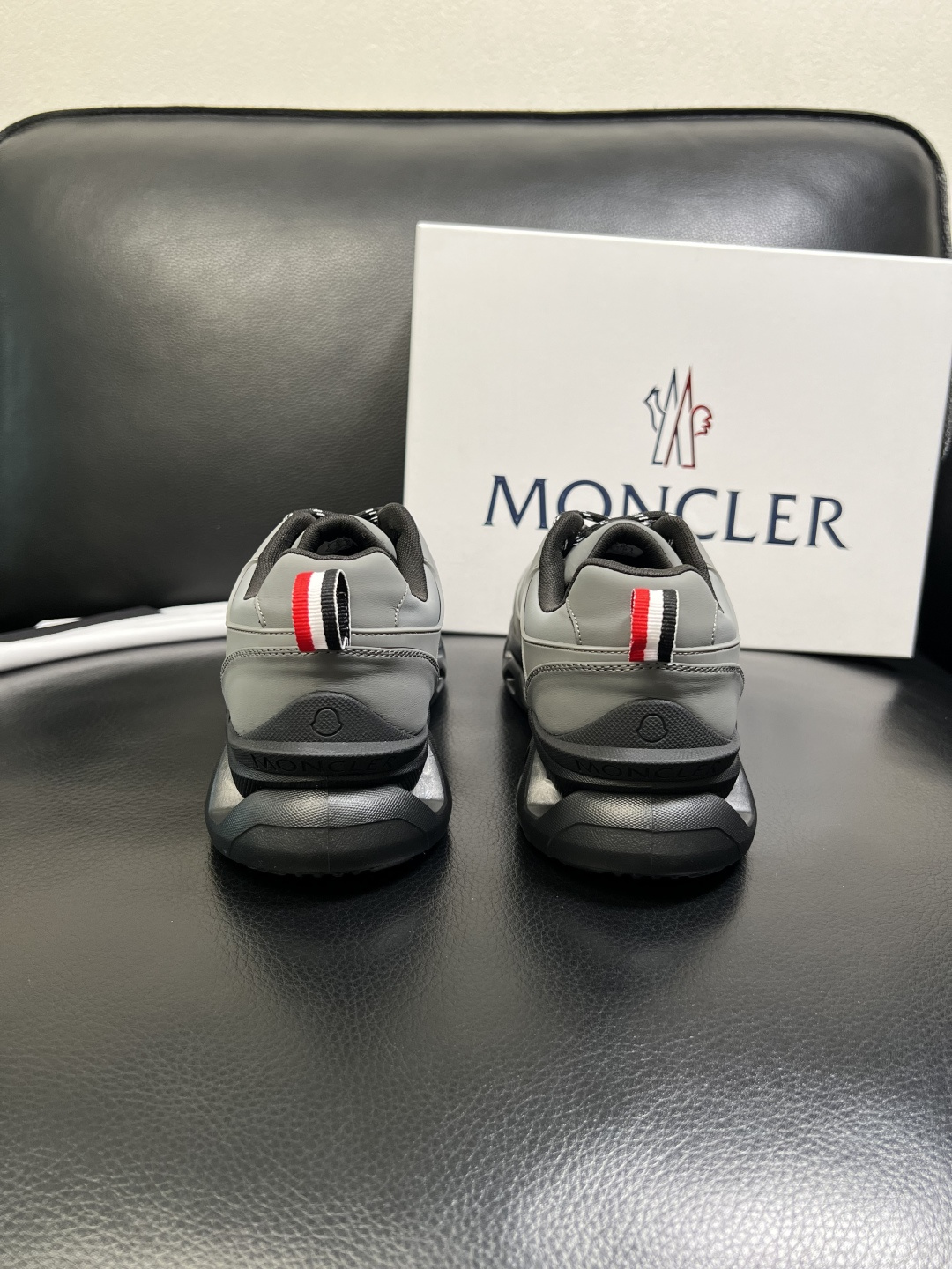 MONCLER 高品质 顶级工艺品 蒙口 新品专柜新款，原厂配置意大利进口牛皮搭配面料，高品质复杂拼接工
