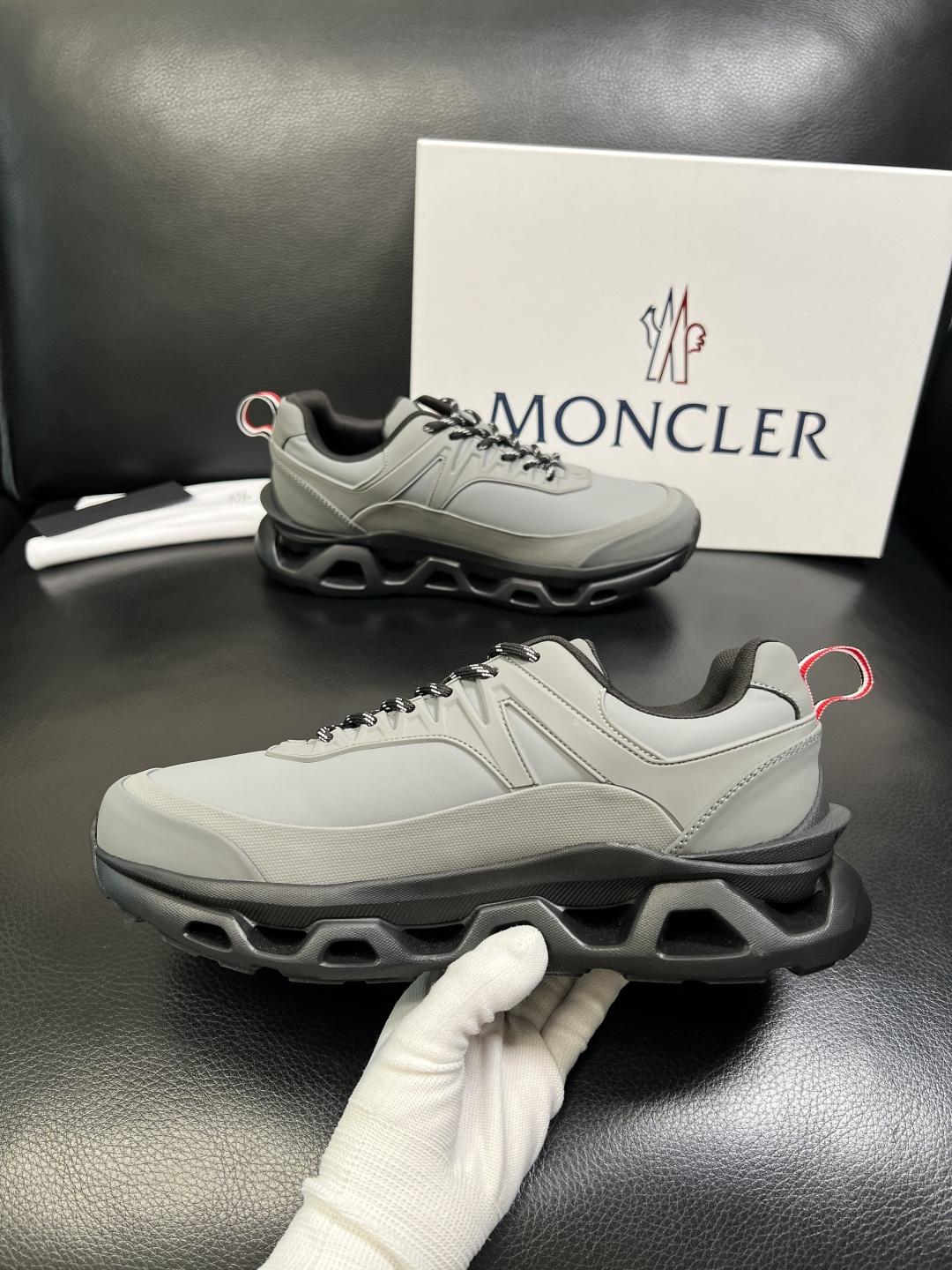 MONCLER 高品质 顶级工艺品 蒙口 新品专柜新款，原厂配置意大利进口牛皮搭配面料，高品质复杂拼接工