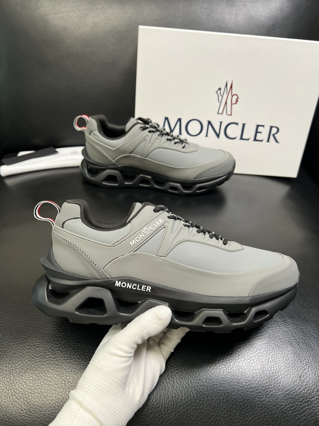 MONCLER 高品质 顶级工艺品 蒙口 新品专柜新款，原厂配置意大利进口牛皮搭配面料，高品质复杂拼接工