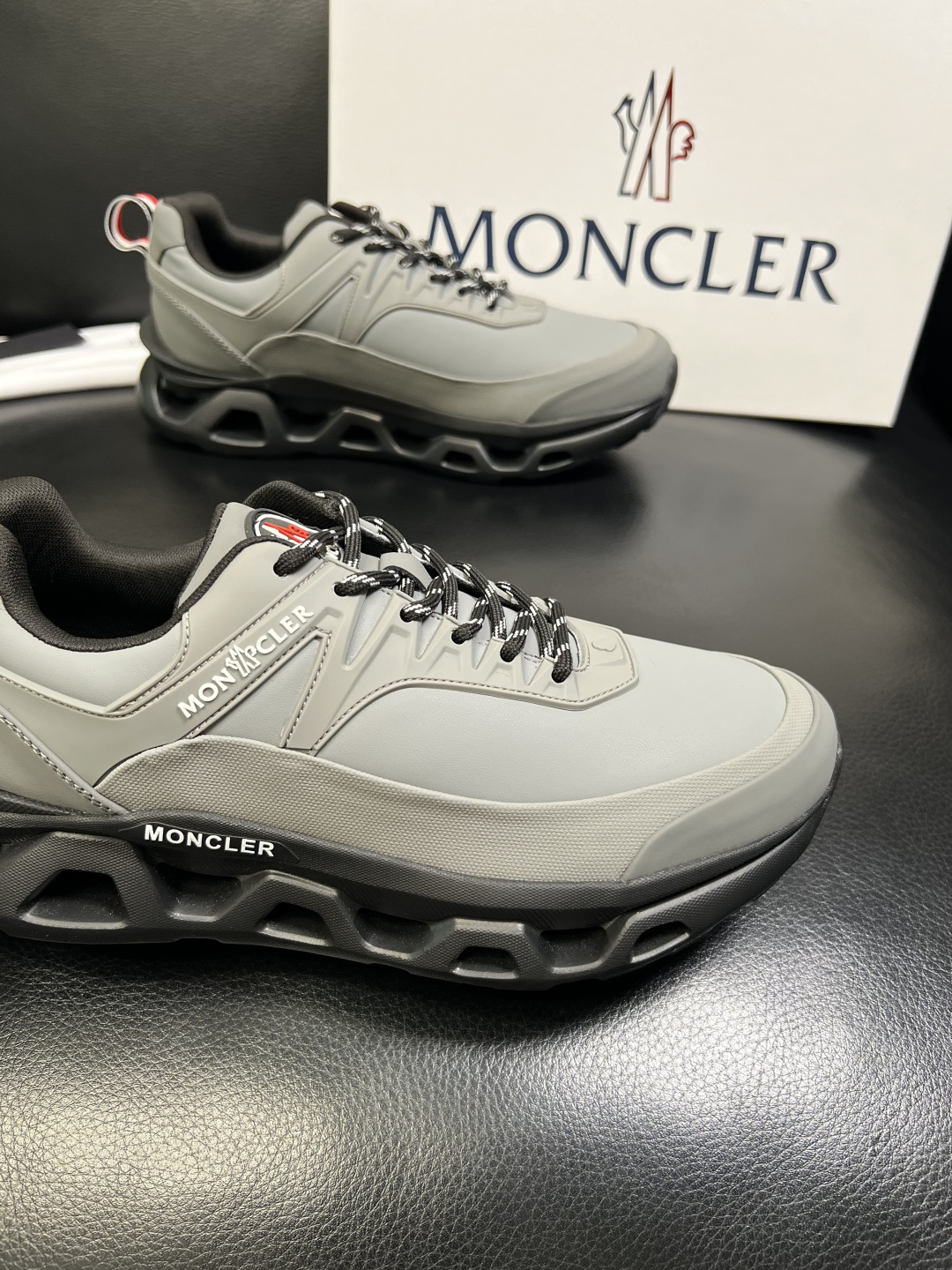 MONCLER 高品质 顶级工艺品 蒙口 新品专柜新款，原厂配置意大利进口牛皮搭配面料，高品质复杂拼接工