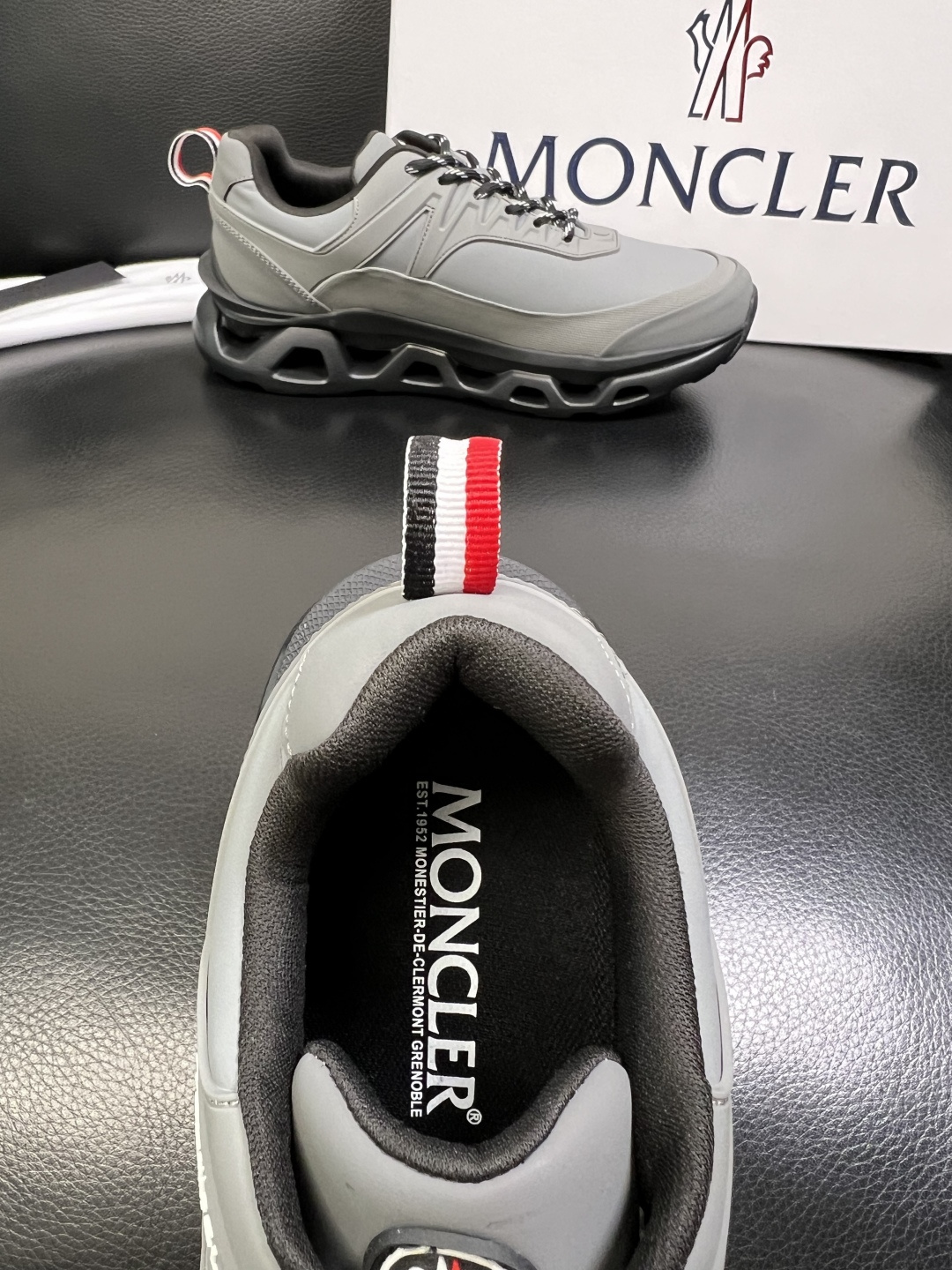 MONCLER 高品质 顶级工艺品 蒙口 新品专柜新款，原厂配置意大利进口牛皮搭配面料，高品质复杂拼接工