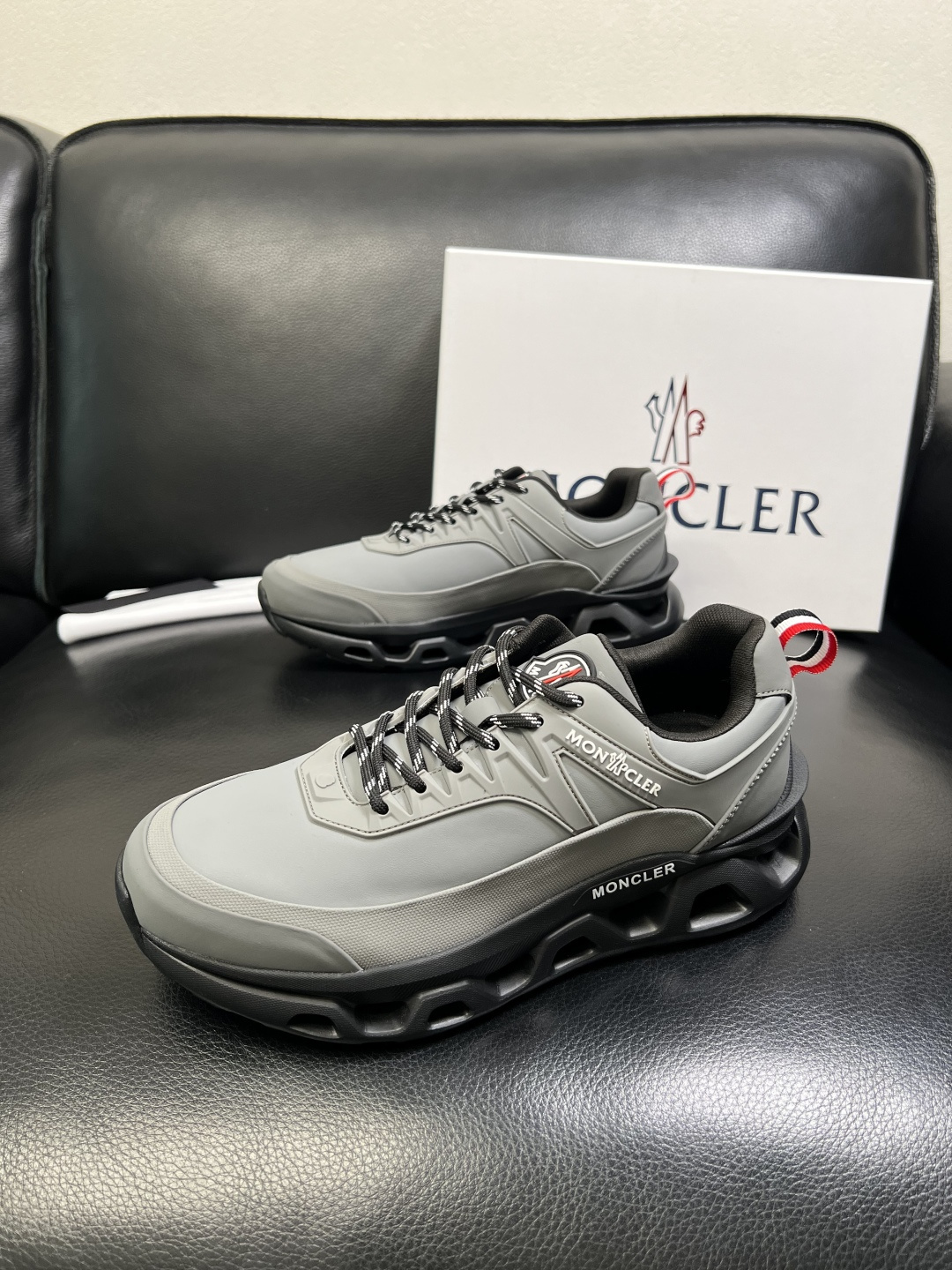 MONCLER 高品质 顶级工艺品 蒙口 新品专柜新款，原厂配置意大利进口牛皮搭配面料，高品质复杂拼接工