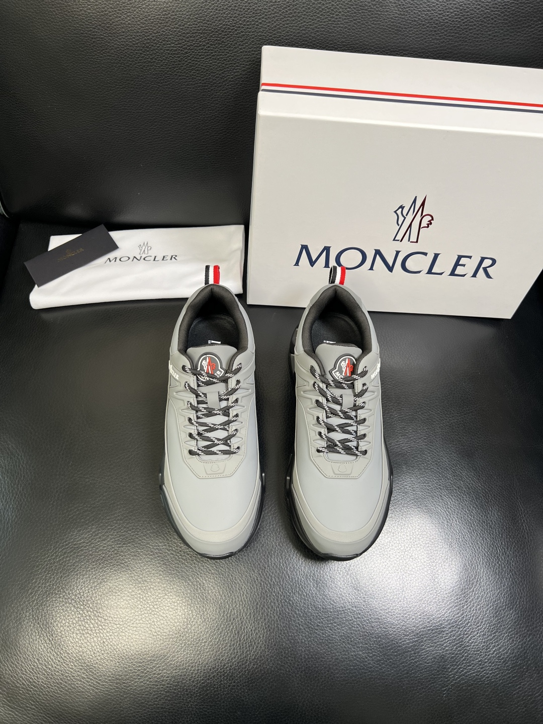 MONCLER 高品质 顶级工艺品 蒙口 新品专柜新款，原厂配置意大利进口牛皮搭配面料，高品质复杂拼接工