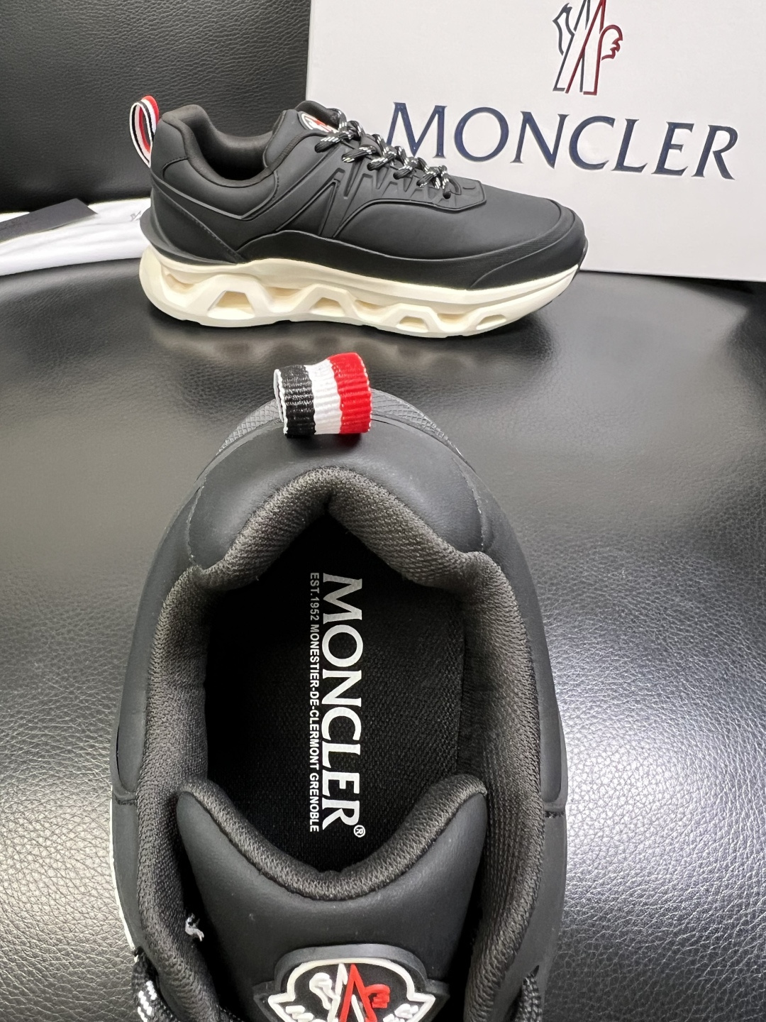MONCLER 高品质 顶级工艺品 蒙口 新品专柜新款，原厂配置意大利进口牛皮搭配面料，高品质复杂拼接工