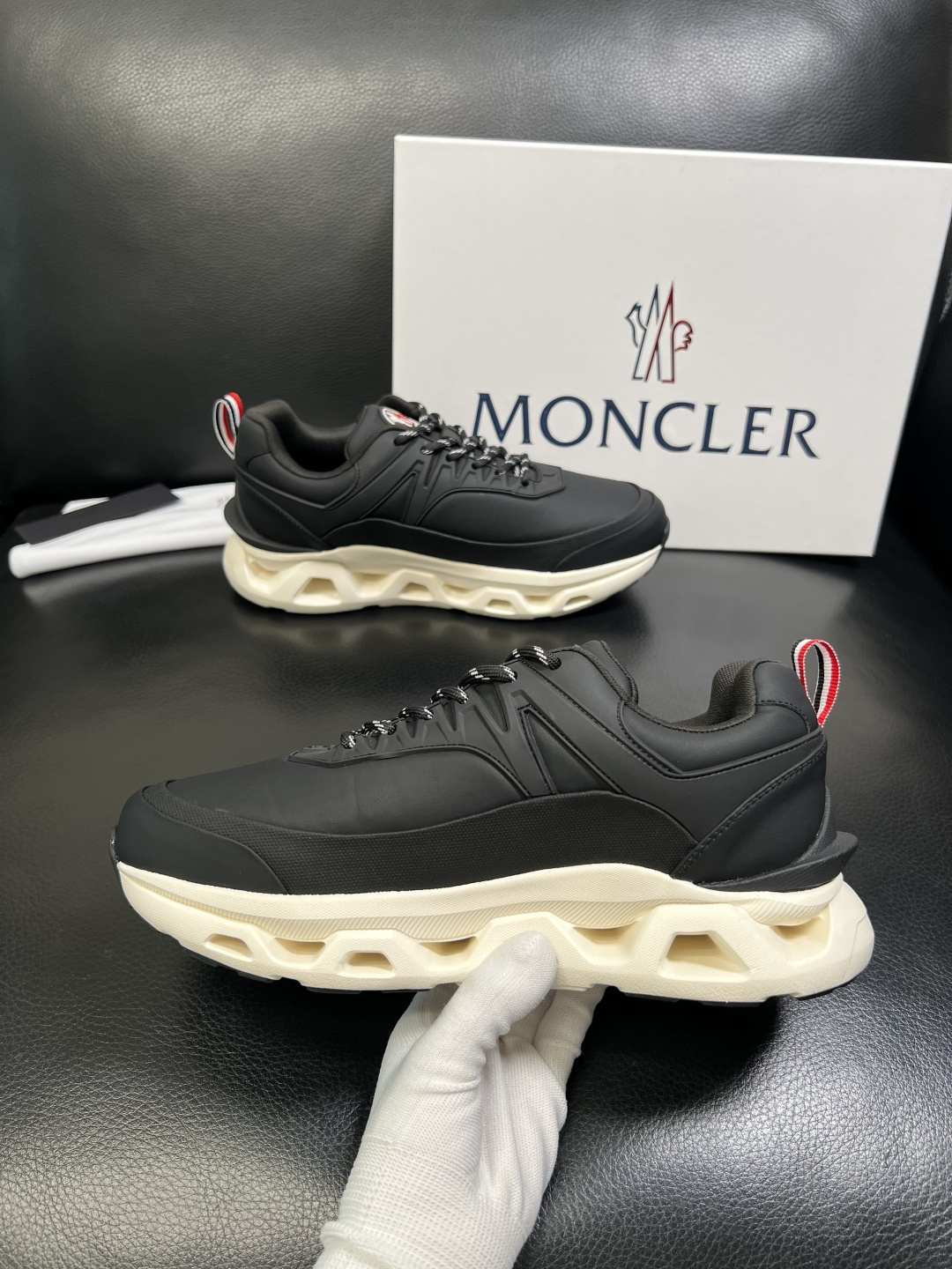 MONCLER 高品质 顶级工艺品 蒙口 新品专柜新款，原厂配置意大利进口牛皮搭配面料，高品质复杂拼接工