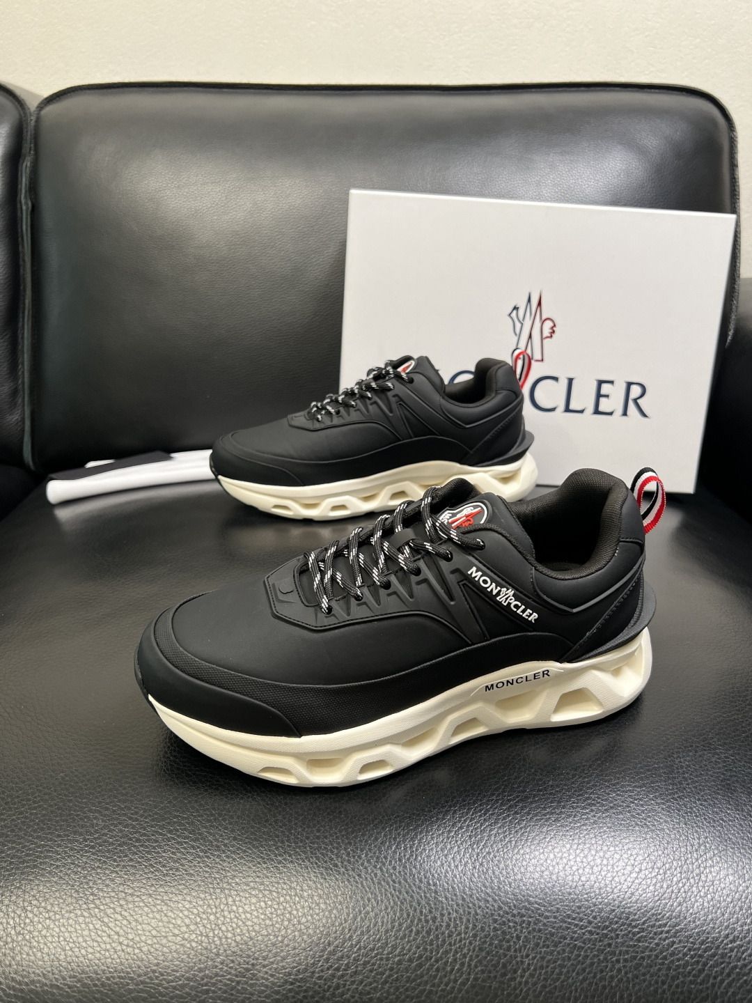 MONCLER 高品质 顶级工艺品 蒙口 新品专柜新款，原厂配置意大利进口牛皮搭配面料，高品质复杂拼接工