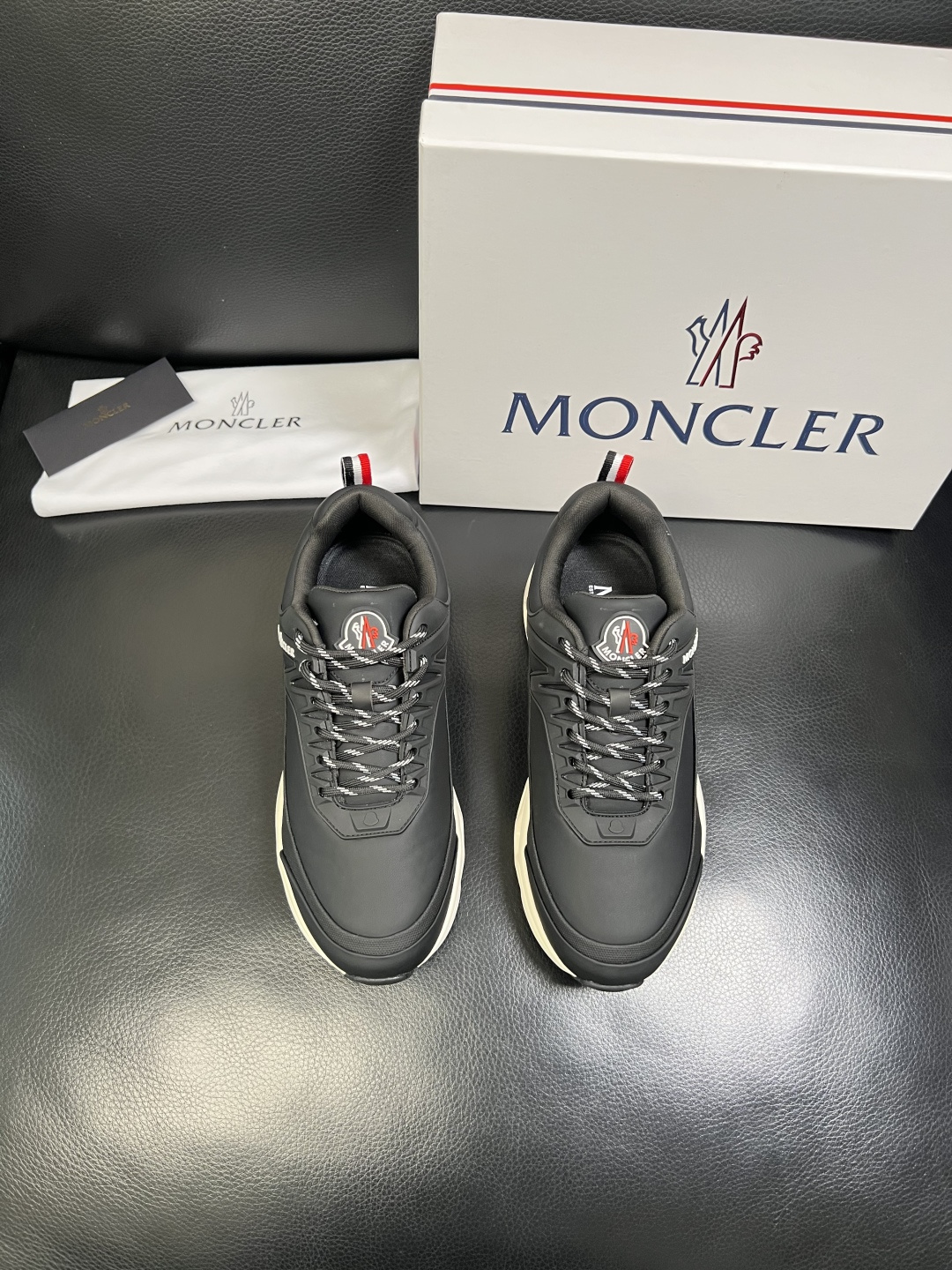 MONCLER 高品质 顶级工艺品 蒙口 新品专柜新款，原厂配置意大利进口牛皮搭配面料，高品质复杂拼接工