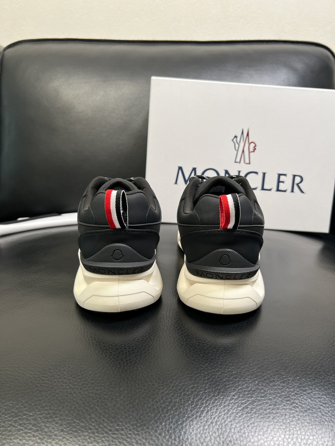 MONCLER 高品质 顶级工艺品 蒙口 新品专柜新款，原厂配置意大利进口牛皮搭配面料，高品质复杂拼接工