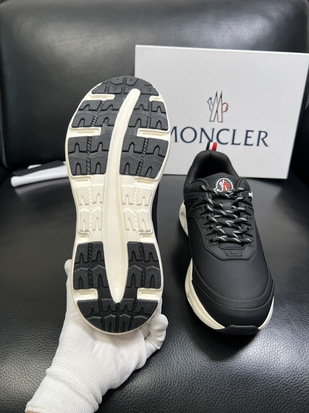 MONCLER 高品质 顶级工艺品 蒙口 新品专柜新款，原厂配置意大利进口牛皮搭配面料，高品质复杂拼接工