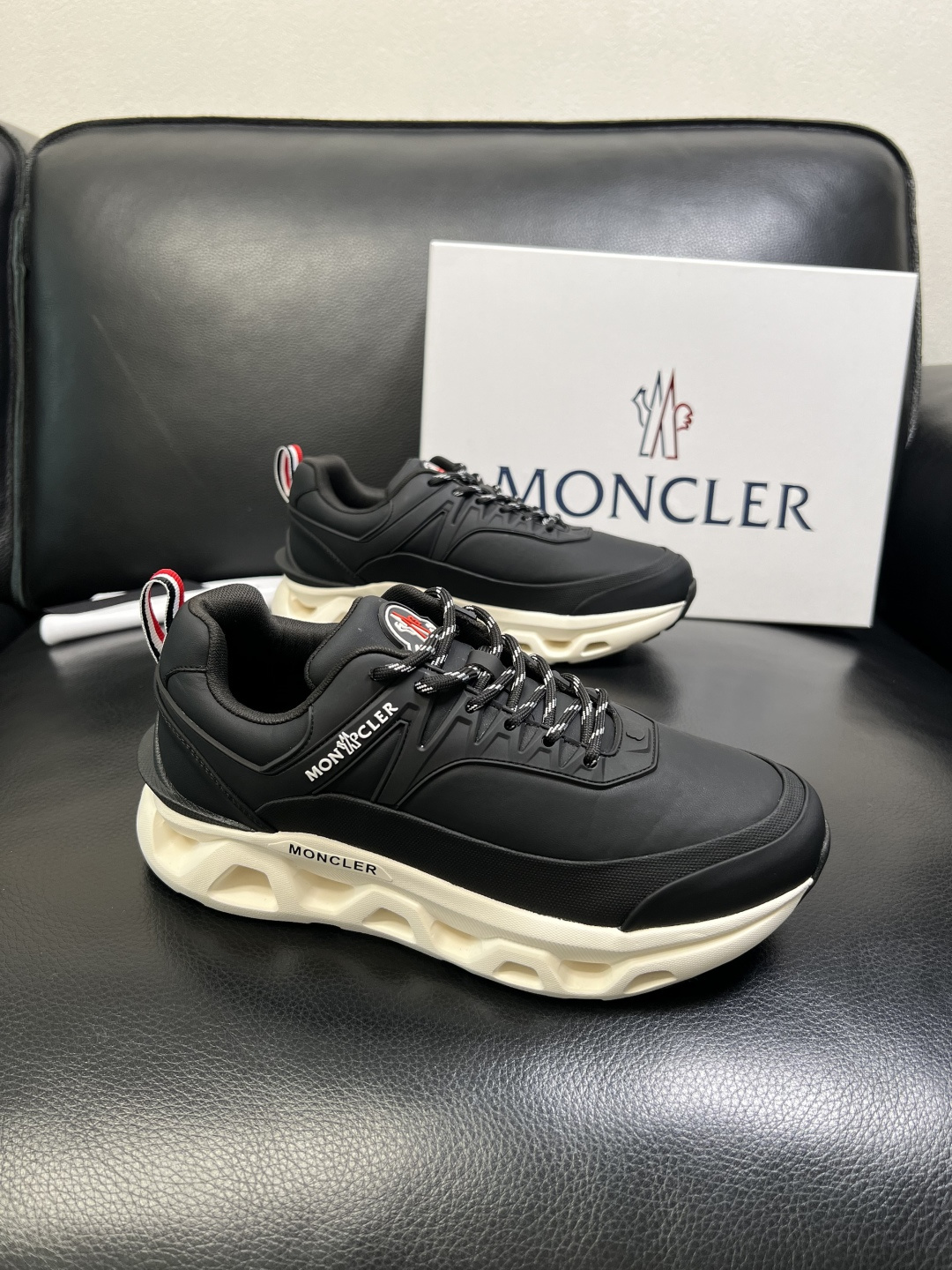 MONCLER 高品质 顶级工艺品 蒙口 新品专柜新款，原厂配置意大利进口牛皮搭配面料，高品质复杂拼接工